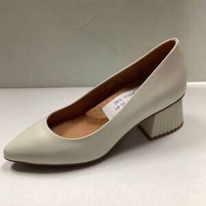 NEW 1936 women's saveria plain fan mid pump in white leather/white heel